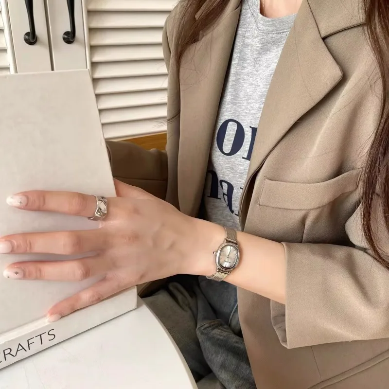 Piccolo quadrante ovale verde  - Luxury Watch Brand For Women recensione e prezzo