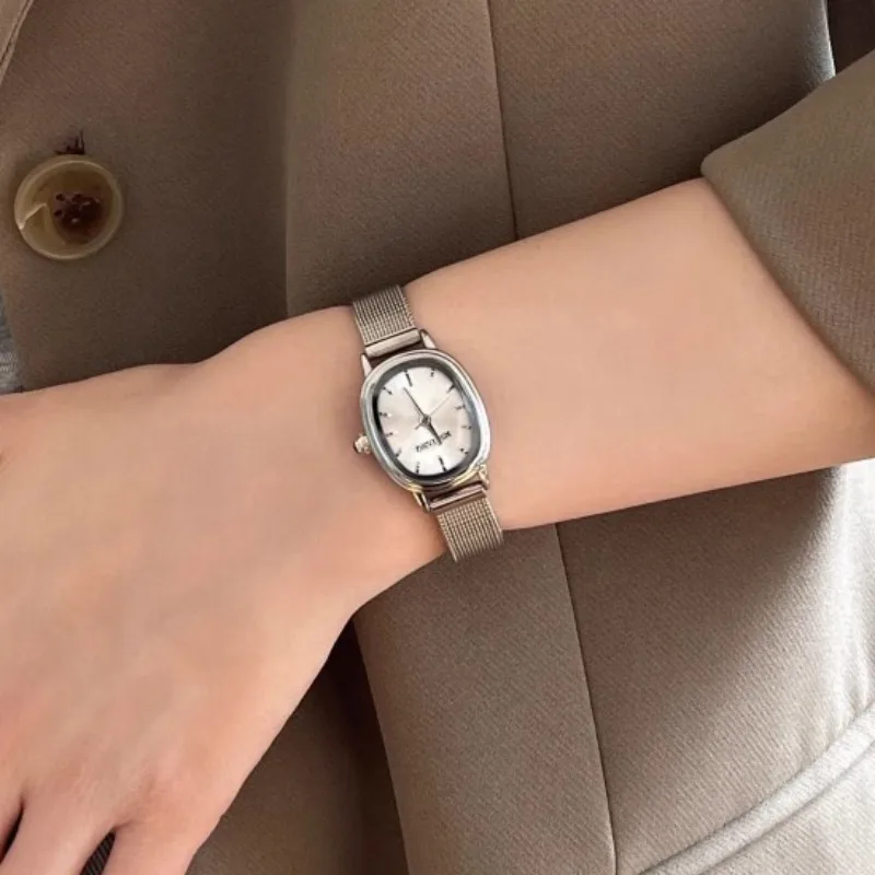 Piccolo quadrante ovale verde  - Luxury Watch Brand For Women recensione e prezzo